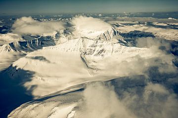 Besneeuwde bergen in Noord-Noorwegen vanuit de lucht van Sjoerd van der Wal