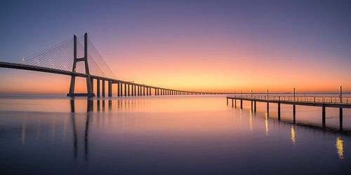 Panorama en zonsopkomst Vasco da Gamabrug, Lissabon, Portugal