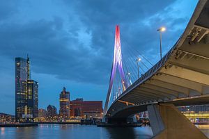 Die Erasmusbrücke in Rotterdam von unten in Rot Weiß Blau