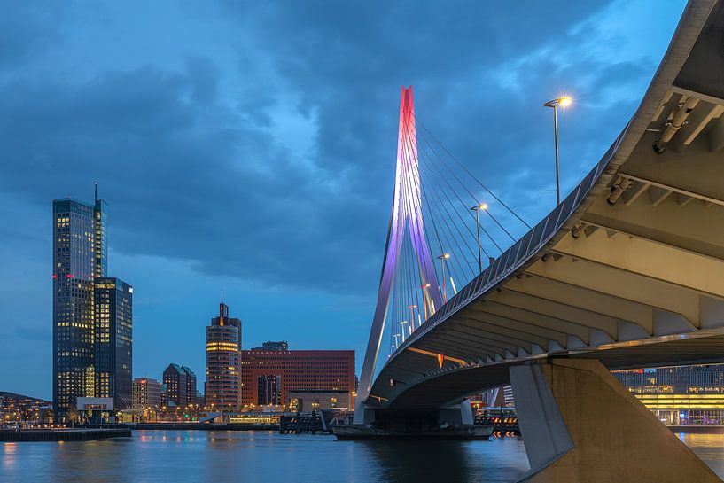 De Erasmusbrug in Rotterdam van onderaf in Rood Wit Blauw van MS Fotografie | Marc van der Stelt