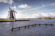Holländische Windmühle an einem See mit dynamischer Wolkenlandschaft von Fotografiecor .nl Miniaturansicht