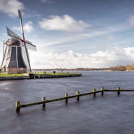 Traditionele windmolen aan meer in Groningen van Fotografiecor .nl