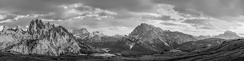 Dolomieten bergpanorama op de Drie Toppen en Misurina. Zwart-witfoto.