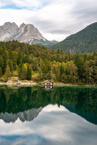 Blindsee met meerhuis en reflectie
