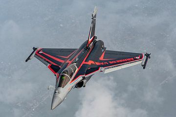 De fraaie Rafale van het Rafale Solo Display Team van de Franse Luchtmacht, air-to-air gefotografeer van Jaap van den Berg