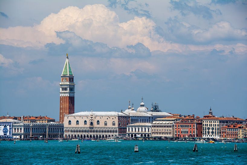 Venetië met prachtig wolkendek van Ton de Koning