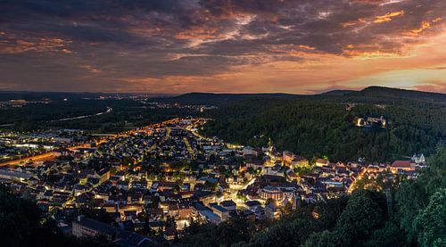 Zonsondergang over Landstuhl met kasteel Nanstein