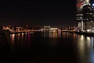 Rotterdam skyline bij nacht vanaf de Erasmusbrug. van Brian Morgan thumbnail