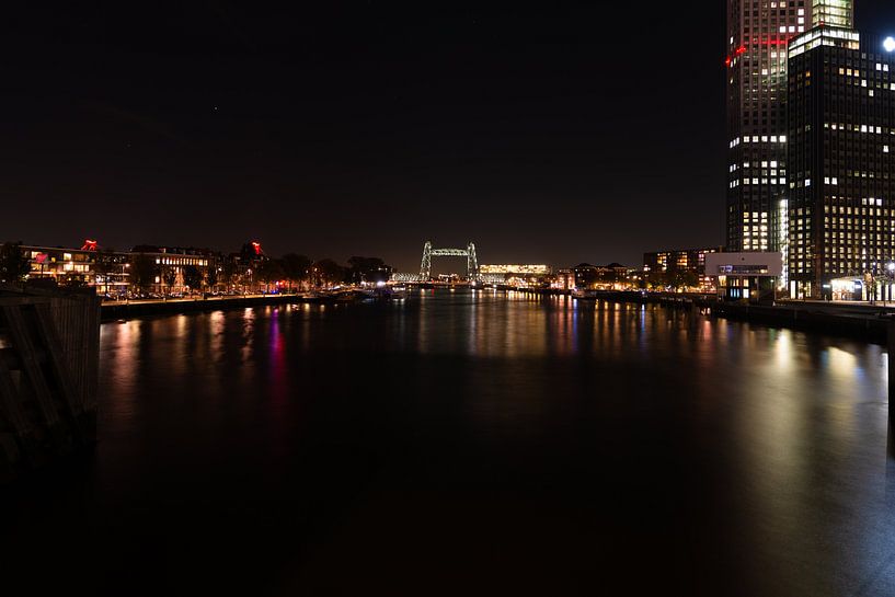 Rotterdam skyline bij nacht vanaf de Erasmusbrug. van Brian Morgan
