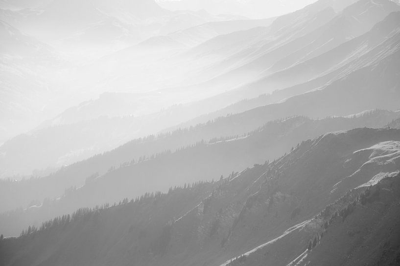 Mistige berglagen in Zwitserland. Zwart wit foto fine art. van Hidde Hageman