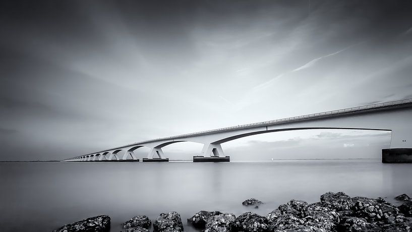 Zeelandbrücke / Schwarz und weiß von Ralf Linckens