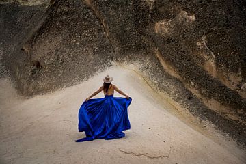 Modell im blauen Kleid von Paula Romein