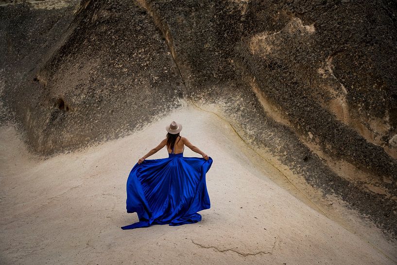 Modèle en robe bleue par Paula Romein