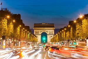 Champs-Elysées en de Arc de Triomphe in Parijs van Werner Dieterich