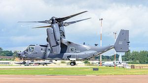 Eine Bell Boeing CV-22B Osprey der US-Luftwaffe fliegt nach dem Royal International Air Tattoo zu ih