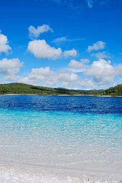Het blauwe water van het meer van McKenzie - Fraser Island, Australië van Be More Outdoor