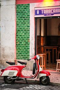 Een rode Vespa voor een Portugees cafe