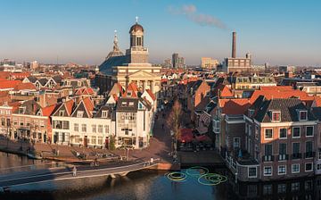 Prachtig ochtendlicht boven de stad Leiden - uitzicht vanuit de lucht van Jolanda Aalbers