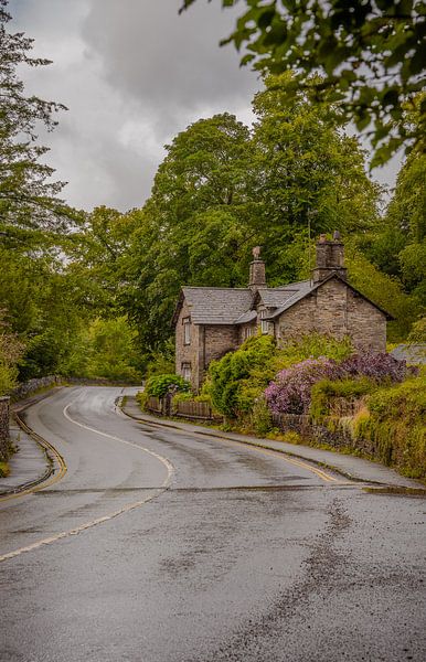 Haus an einer kurvenreichen Landstraße von Rowan Sabandar