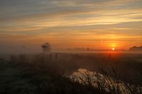 Sonnenaufgang an einem nebligen Morgen in Twente.
