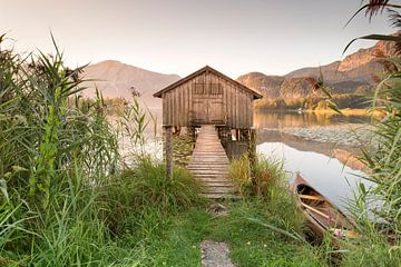 Cabane à bateaux au Kochelsee au lever du soleil, Bavière, Allemagne sur Markus Lange