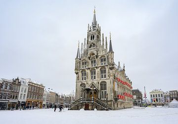 Das schöne Zentrum von Gouda im Schnee ( Altes Rathaus im Zentrum ) von Chi