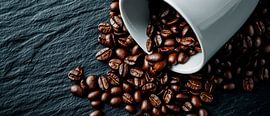 Kaffeebohnen und Tasse auf schwarzem Stein von Poster Art Shop