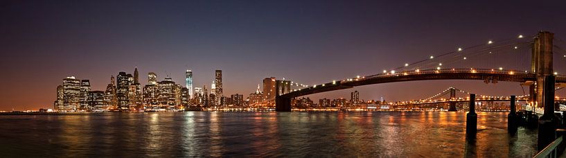 Manhattan skyline en de Brooklyn Bridge van Jeroen Middelbeek