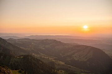 Bloemrijk uitzicht vanaf de Hochgrat op het Bodenmeer bij zonsondergang van Leo Schindzielorz