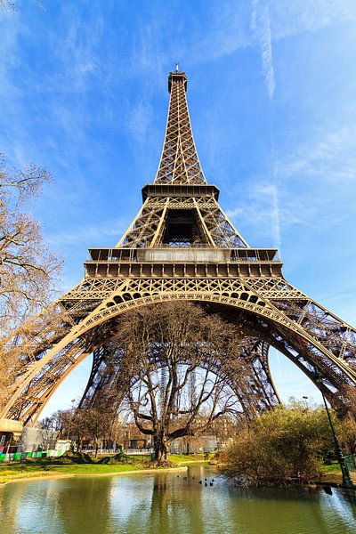 Étang sous la Tour Eiffel par Dennis van de Water