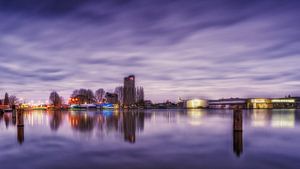 Wolken über Deventer und dem Havenkwartier am frühen Abend. von Bart Ros