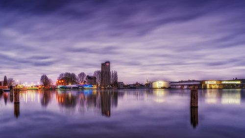 Wolken boven Deventer en het Havenkwartier in de vroege avond.
