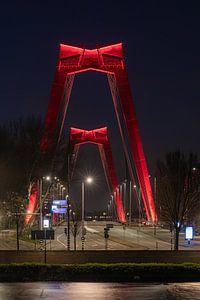 Le Willemsbrug à Rotterdam la nuit (vertical) sur MS Fotografie | Marc van der Stelt