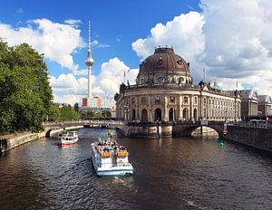 Bodemuseum Berlin mit Skyline und Touristenbooten
