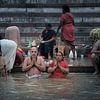 Badende groep bedevaartgangers in Varanasi van Karel Ham
