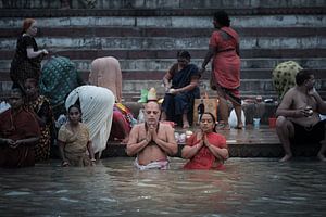 Badende groep bedevaartgangers in Varanasi van Karel Ham