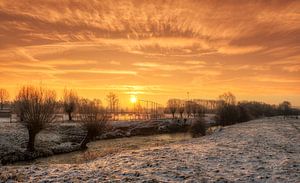 Zonsopkomst in een besneeuwd Partij van John Kreukniet