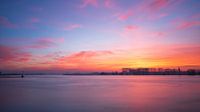 Prachtige kleuren tijdens de zonsopkomst langs de rivier de Waal in Tiel
