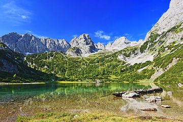 Idyllisch Seebensee op een zonnige zomerdag van Andreas Föll