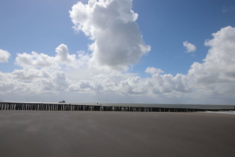 Prachtig uitzicht over zee. Met super mooie wolken van Wendy Hilberath