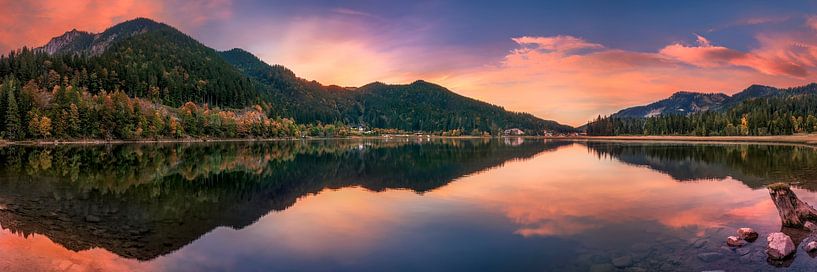 Spitzingsee in Beieren bij zonsopgang van Voss fotografie