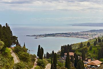 Hemels uitzicht op de baai van Taormina van Silva Wischeropp
