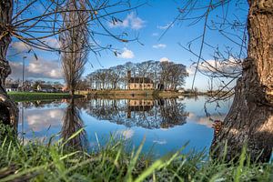 Doorkijkje op de terp van Hijum en de ijsbaan