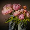 Stilleben mit Blumen. Pfingstrose. Delfter Blau . von Alie Ekkelenkamp