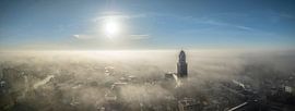 Le clocher de l'église Peperbus à Zwolle au-dessus du brouillard sur Sjoerd van der Wal Photographie