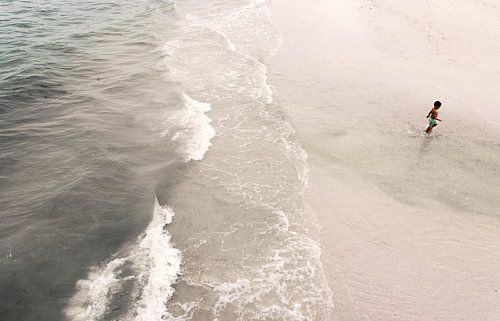Kleiner Junge am Strand