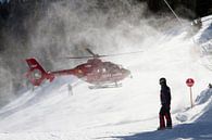 Reddingshelikopter in de sneeuw by Yvs Doh thumbnail