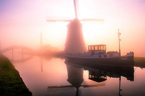 Neblige Windmühle