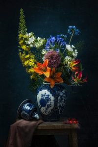 Stilleben mit delfterblauer Vase
