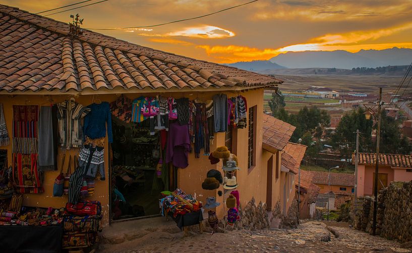 Winkeltje in een dorp in de Heilige Vallei, Peru van Rietje Bulthuis